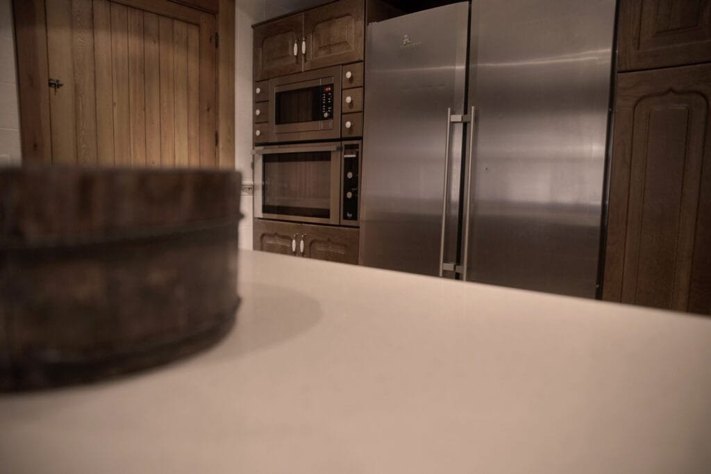 Cocina equipada con electrodomésticos completos en casa rural exclusiva cerca de Salamanca